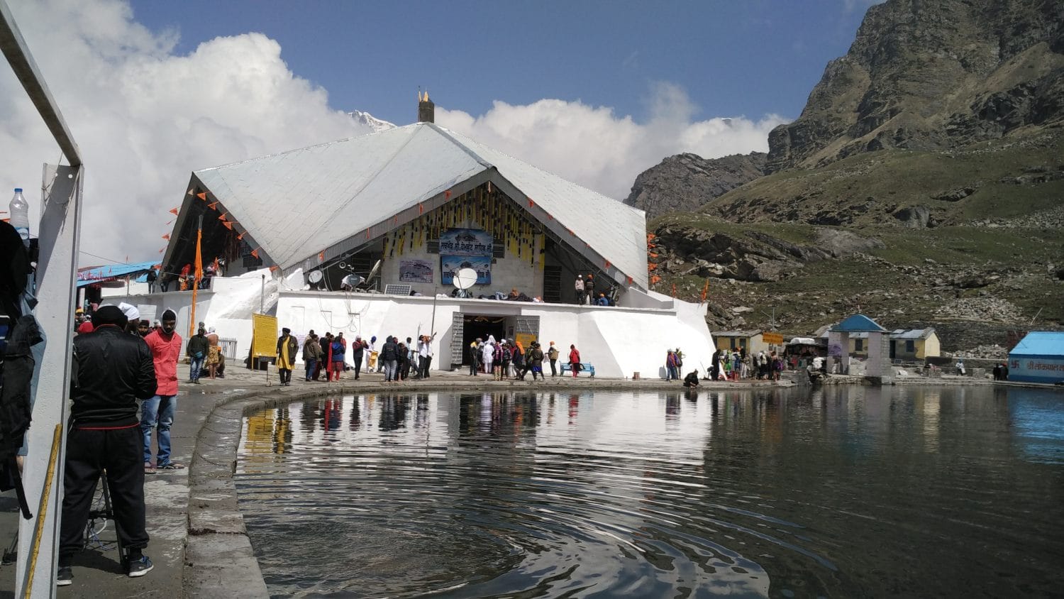 snowfall in badrinath and hemkund sahib hills.