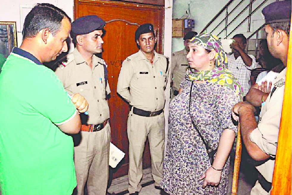 Teenager wounded by a bullet fired from the pistol