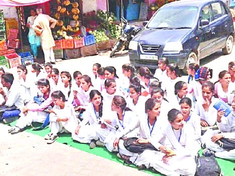panjganai school student block road for bus service demand