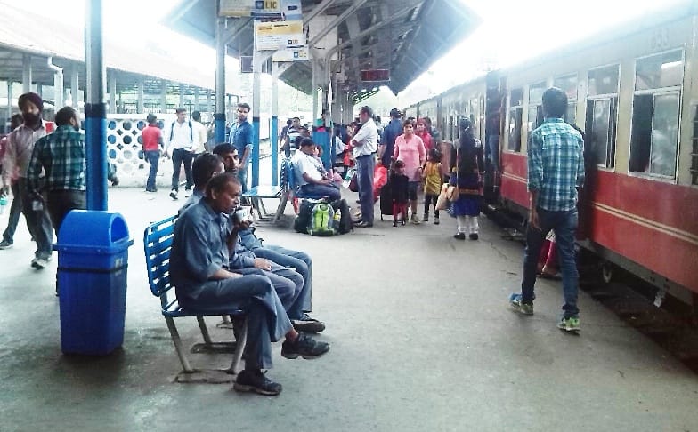  kalka, Toy Train, Tourists, Waiting 100, kalkal, shimla, 