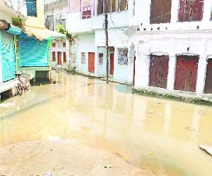 Colony waterlogging, angry citizens jammed the road