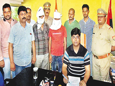 Battery thief gang holding two crooks