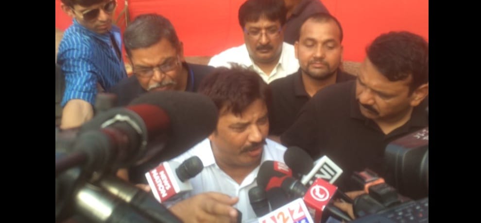 bjp councillors beats aap councillor at ramlila maidan