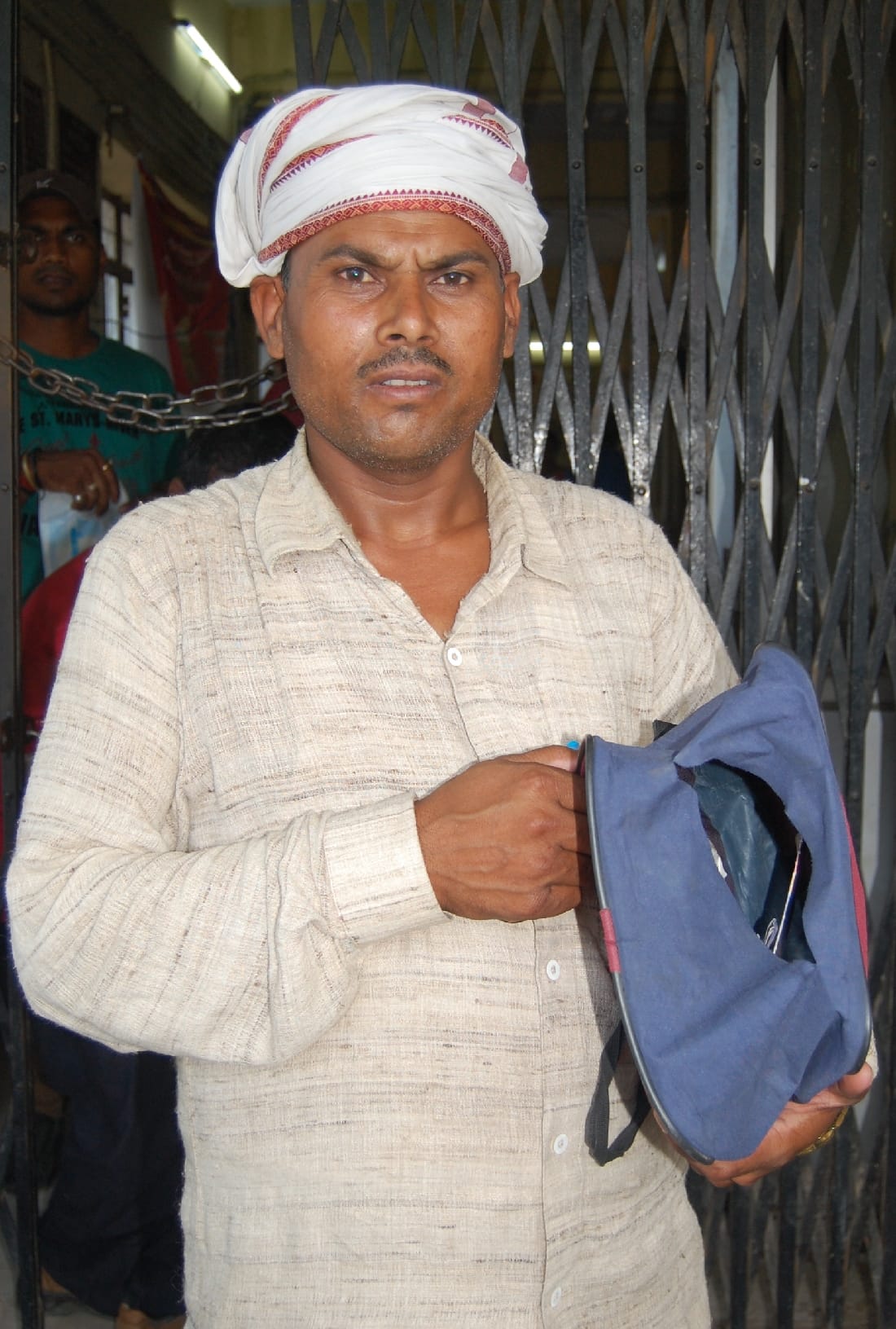one lakh rupees looted from the customer in the bank