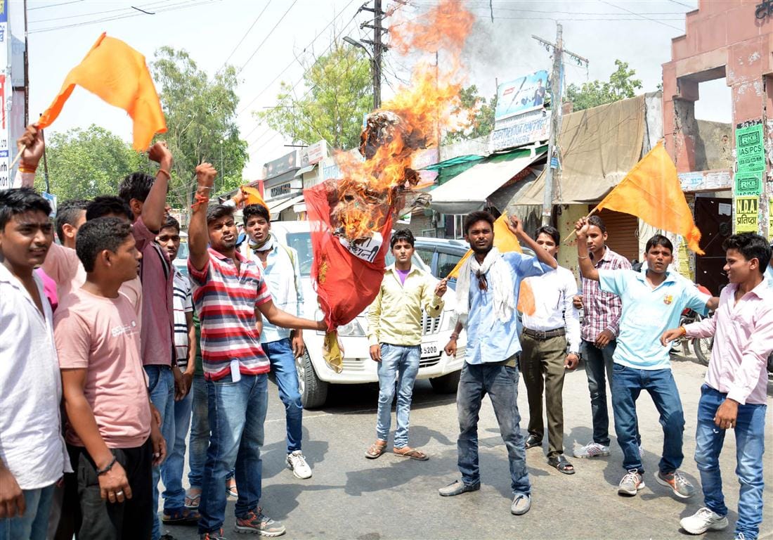 Hinduvadion blew the effigy of Union Ministers Irani