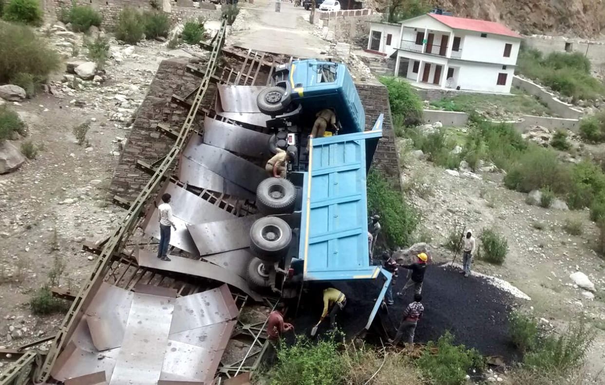 inquiry of bridge collapse on china border.