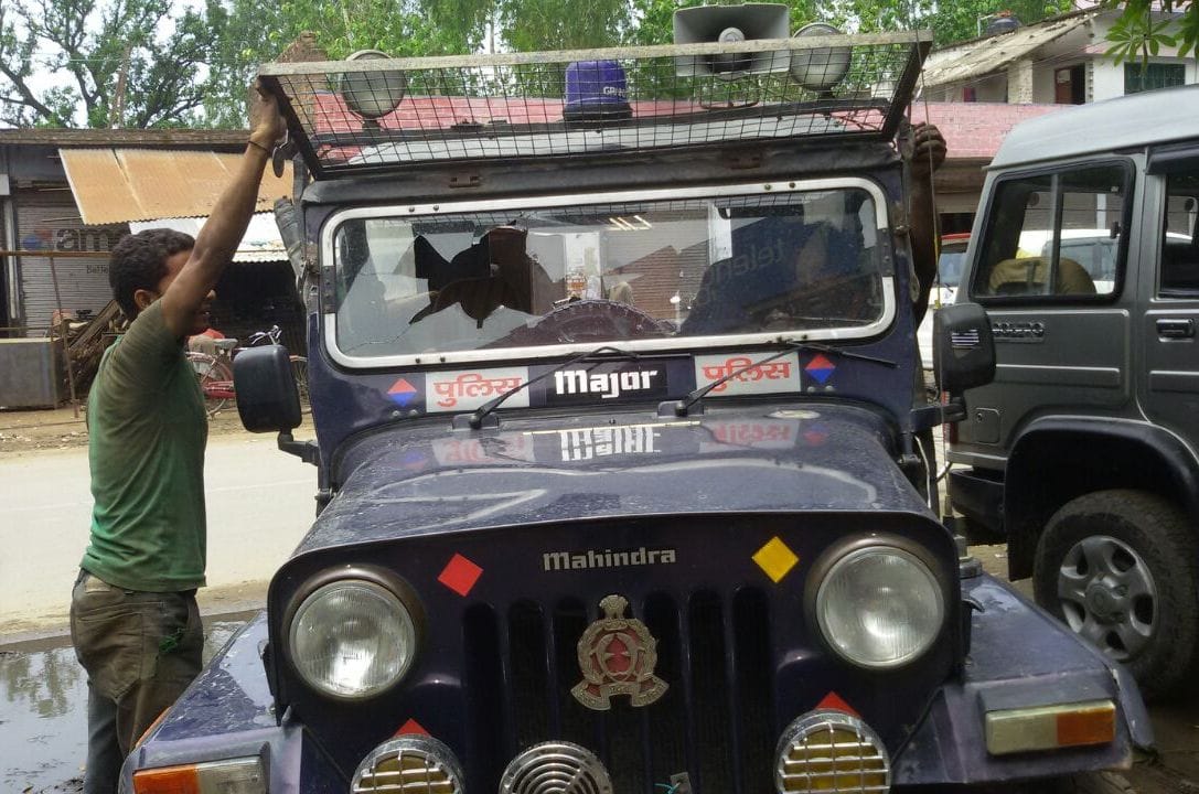  Animal smugglers attacked the police team