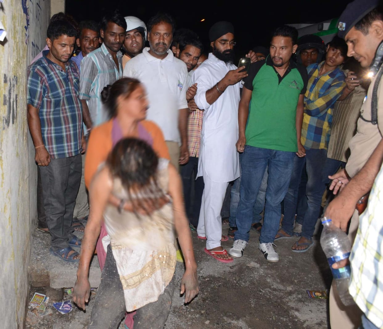 drunken woman create ruckus in dehradun.