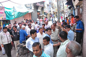 Ten bullion market in broad daylight firing
