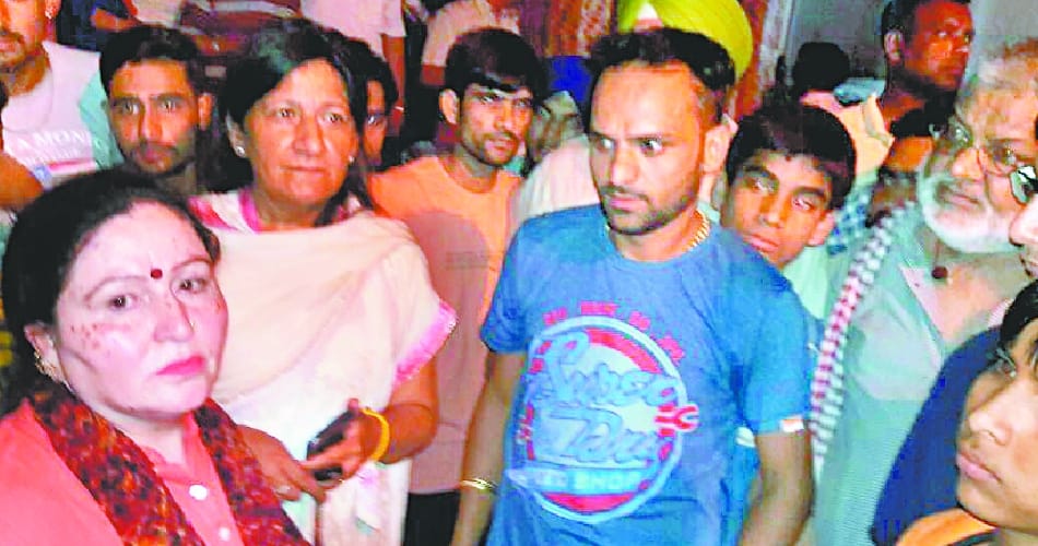 chandigarh formar mayor poonam sharma raid in hotel, sex racket exposed