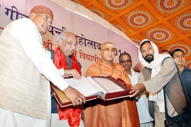 weird people, rohtak pandit karamvir kaushik wrote geeta, quran with blood