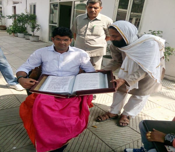 weird people, rohtak pandit karamvir kaushik wrote geeta, quran with blood