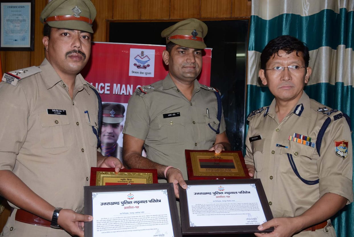 ashok rathore and vindo rana became police of the month.