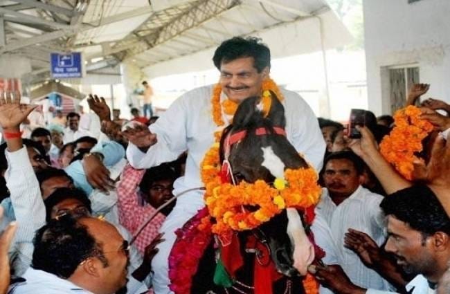 shaakir ali ride horse on deoria station platform in 2012