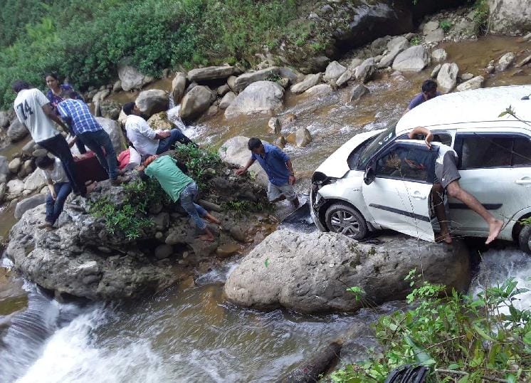 Car falls into ditch tourists
