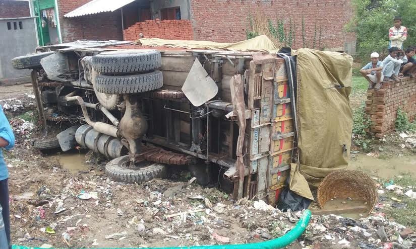 The truck overturned in the ditch, the driver saves