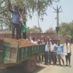गांव पापरी में मिट्टी खनन को लेकर प्रदर्शन करते ग्रामीण। 