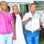 ज्ञापन सौंपते विहिप कार्यकर्ता