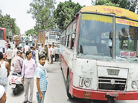 bus and tempo driver Serried for overtake