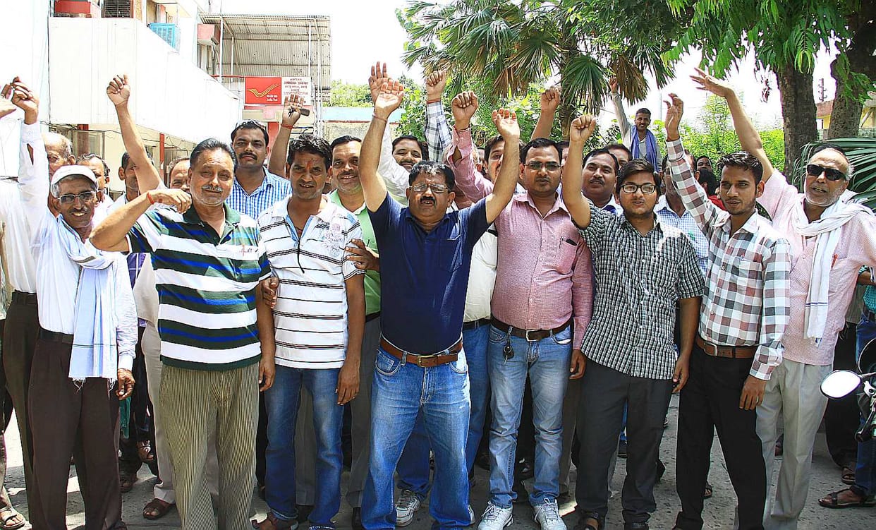 Demands Roared postal worker