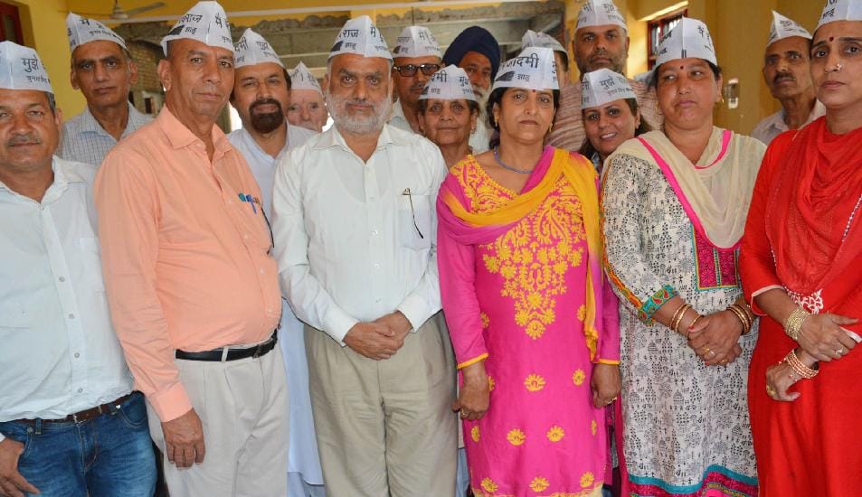 aap againest name plate on poors house