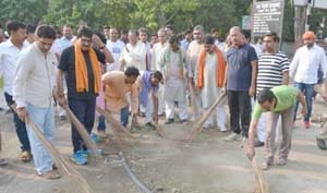 BJP members of the statue of Gandhi and Nehru cleaning