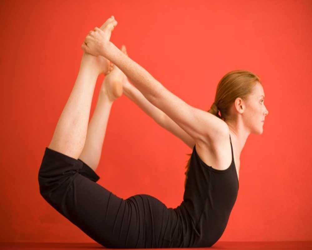 dhanurasana yoga benefits in hindi, how bow pose helps body