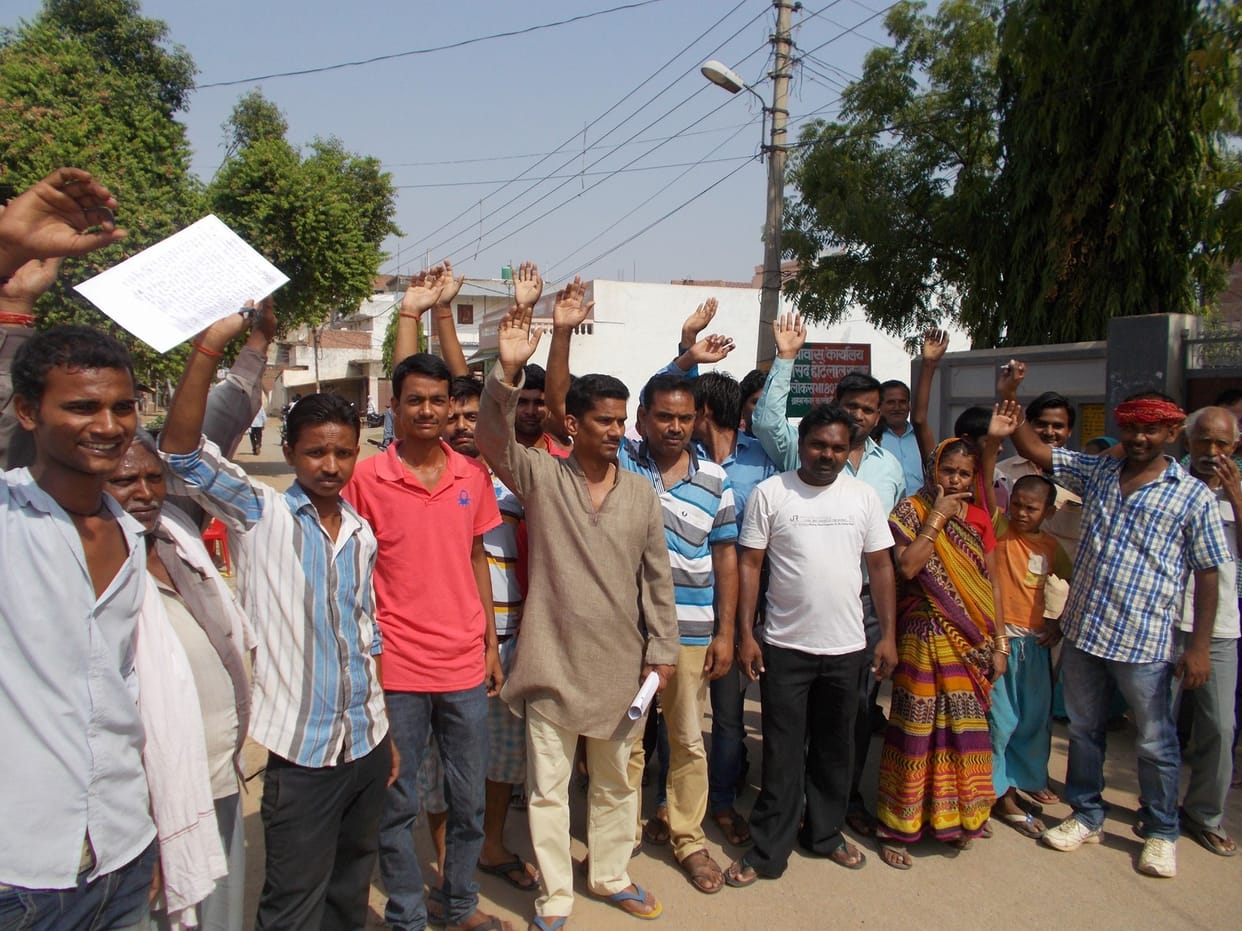 People demonstrate on the dirty water supply
