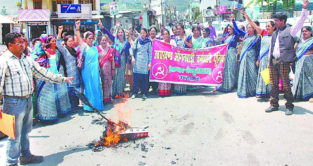 Anganwadi workers blew the effigy of Menaka