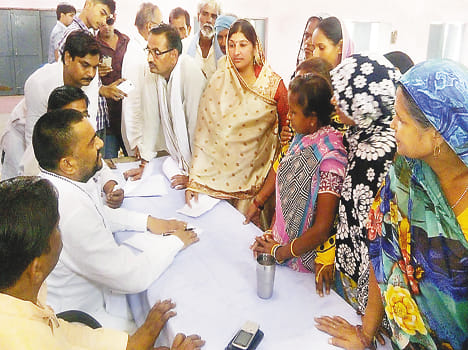 MPs raised slogans to demand the camp road