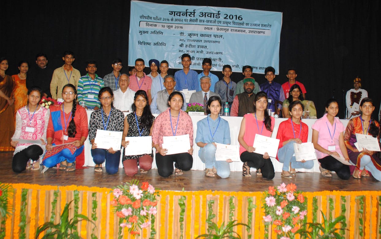 governors award to uttarakhand board toppers.
