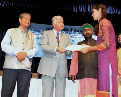 governors award to uttarakhand board toppers.