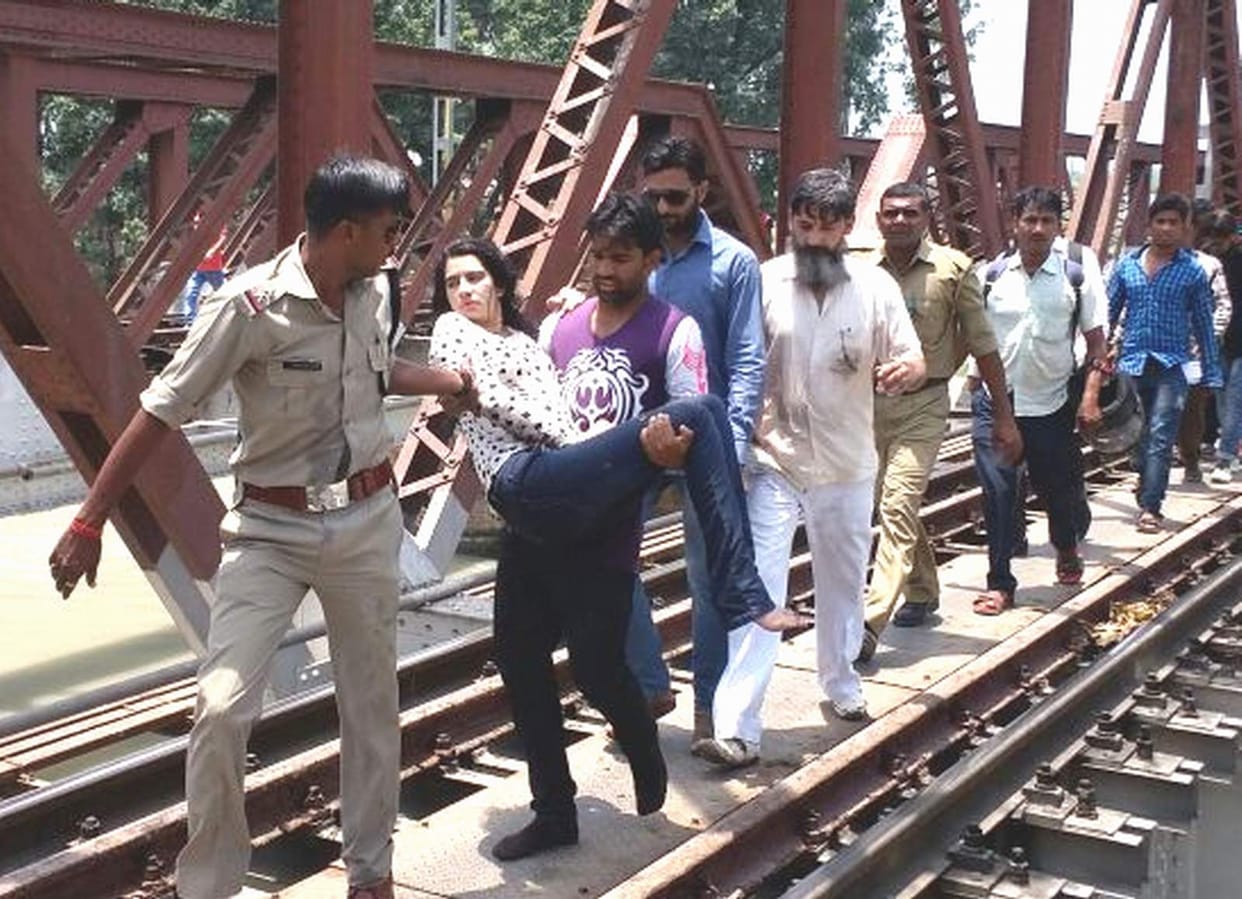 lady flowing in gangnahar saved by swimmers