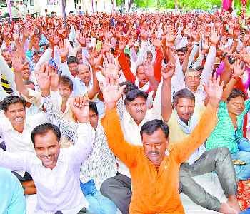 members of panchayat raj seva parishad protest