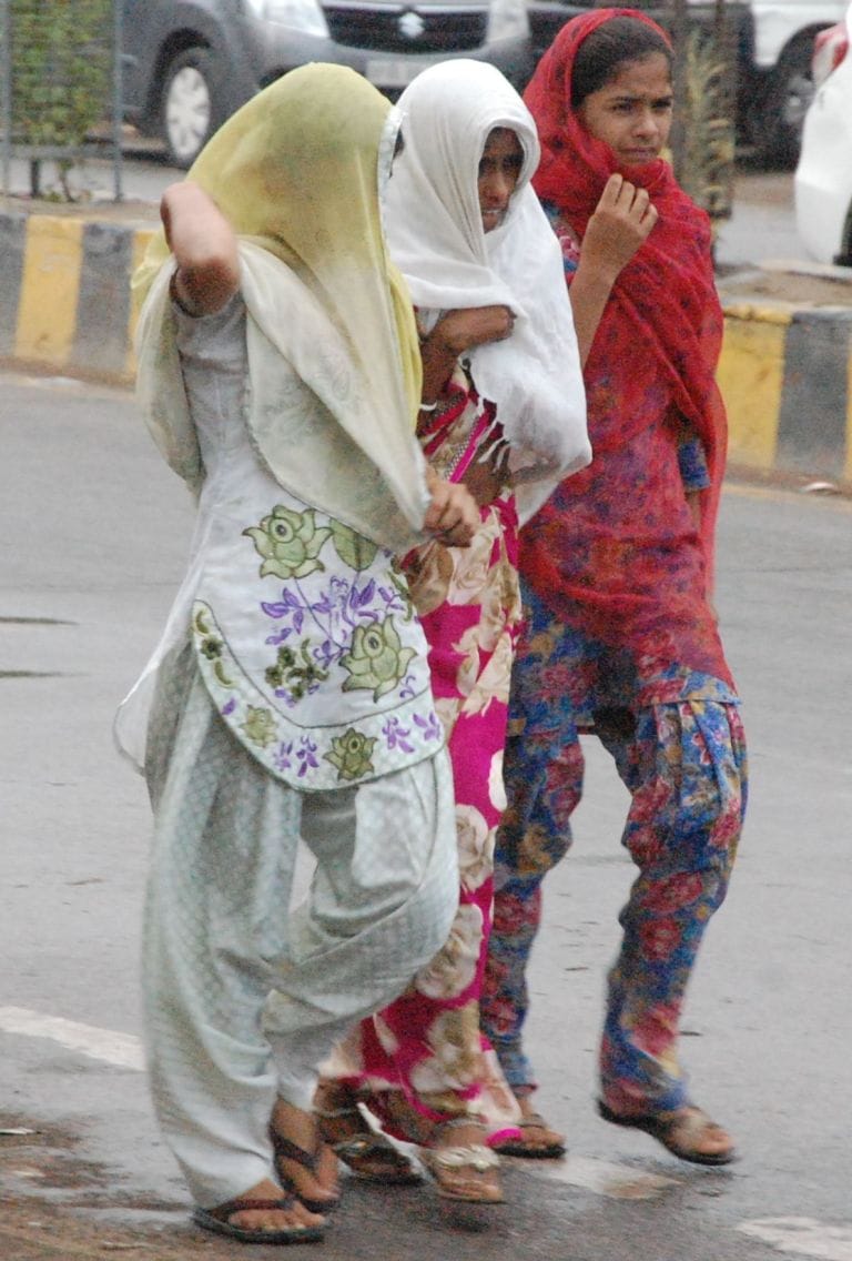 Storm struck the wall, the girl's death