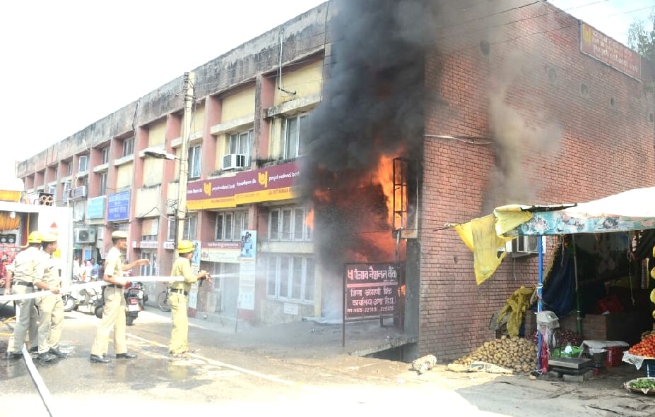 Fire in PNB ATM at una, 30 lakh cash burns in fire, live photos.