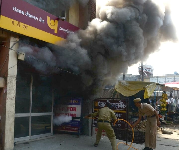 Fire in PNB ATM at una, 30 lakh cash burns in fire, live photos.