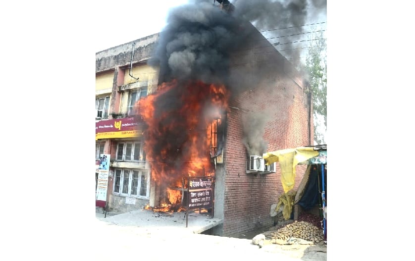 Fire in PNB ATM at una, 30 lakh cash burns in fire, live photos.