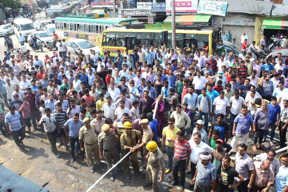 Fire in PNB ATM at una, 30 lakh cash burns in fire, live photos.
