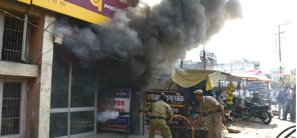 Fire in PNB ATM at una, 30 lakh cash burns in fire, live photos.