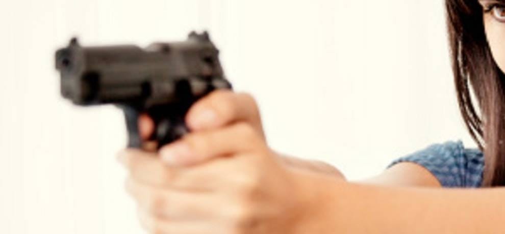 hot tea threw on woman, admit in hospital.