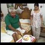 जन्मदिन का केक काटते लालू यादव