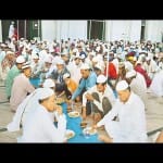 जामा मस्जिद मेें इफ्तार करते रोजेदार। 