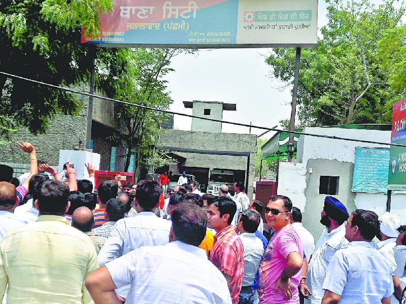 protest against police, harassment allegations on police, jalalabad, firozpur