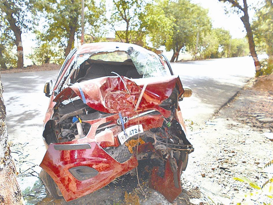 Car crashed into tree, three killed