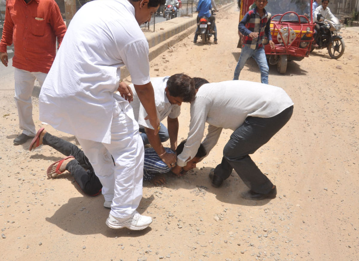 security guards beaten for stopping the car of daughter of central minister