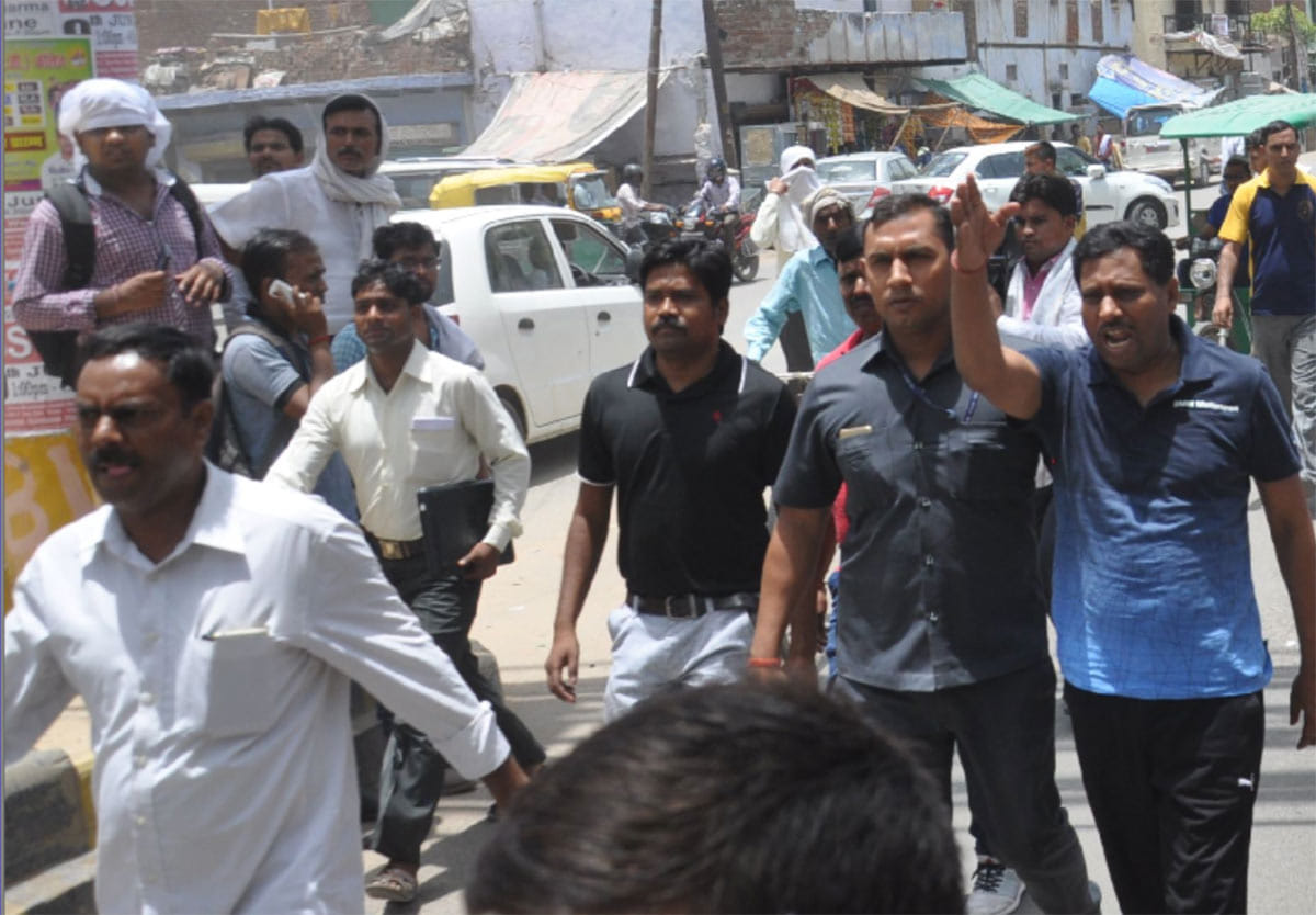 security guards beaten for stopping the car of daughter of central minister