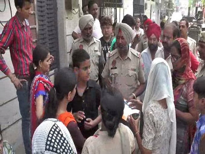 lady raid on husband girlfriend house, married man living with girlfriend, crime, amritsar, punjab
