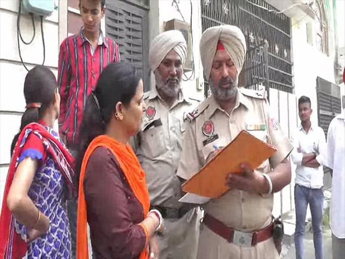 lady raid on husband girlfriend house, married man living with girlfriend, crime, amritsar, punjab