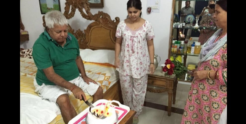 Birthday of Lalu yadav, Rabri Devi gift bunch of roses